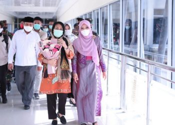 Ketua TP PKK Aceh Sambut Menteri Pemberdayaan Perempuan dan Perlindungan Anak di Bandara SIM