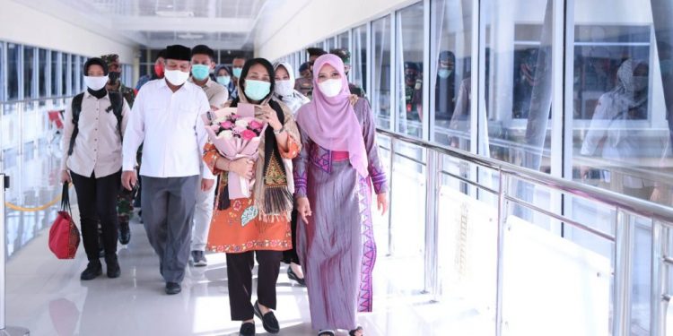Ketua TP PKK Aceh Sambut Menteri Pemberdayaan Perempuan dan Perlindungan Anak di Bandara SIM