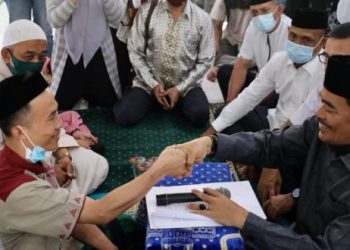 Warga Nias Masuk Islam di Masjid Satpol PP-WH Aceh