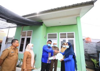 Wali Kota Serahkan Rumah Untuk Dhuafa