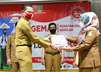 Pemko Banda Aceh Serahkan Masker Kepada 859 Siswa