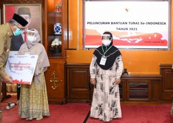 Gubernur Serahkan Tiga Bansos Tunai Serentak