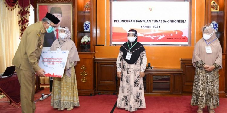Gubernur Serahkan Tiga Bansos Tunai Serentak
