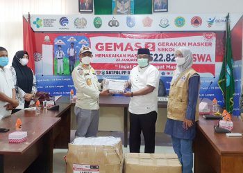 Sukseskan GEMAS Tahap 2, Kasatpol PP dan WH Aceh Serahkan Logistik Masker ke Sekdako Langsa.