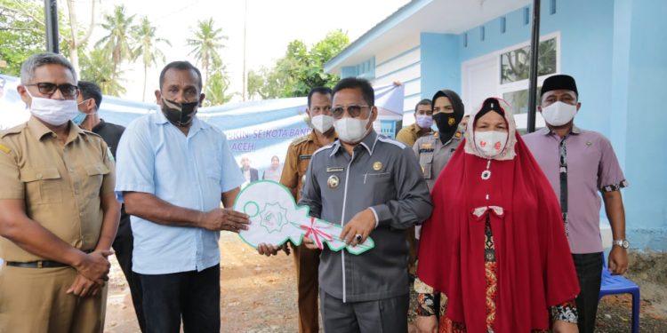 Walikota  Serahkan 2 Rumah untuk Duafa