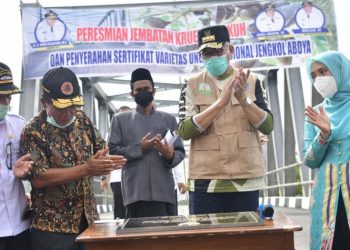 Gubernur Nova Resmikan Jembatan Krueng Teukuh, Kuala Bate