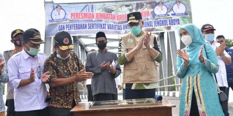 Gubernur Nova Resmikan Jembatan Krueng Teukuh, Kuala Bate