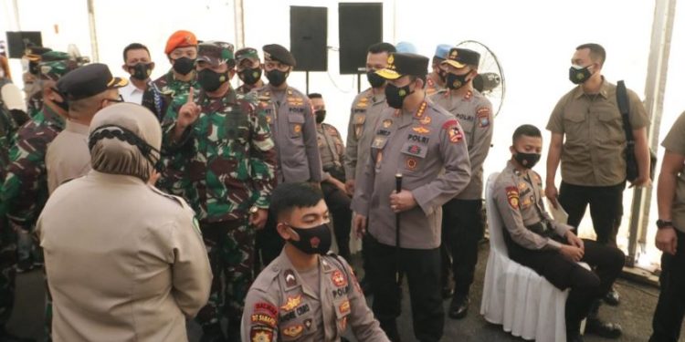 Panglima TNI dan Kapolri Tinjau Pelaksanaan Vaksinasi Prajurit TNI-POLRI di Polda KEPRI