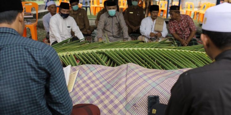 Gubernur Takziah ke Makam Ketua MPU Aceh, Abu Daud Zamzami