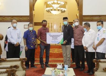 Gubernur Aceh Serahkan Santunan Jaminan Kematian Kepada Ahli Waris Nelayan yang Meninggal Dunia