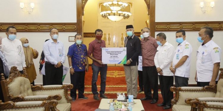 Gubernur Aceh Serahkan Santunan Jaminan Kematian Kepada Ahli Waris Nelayan yang Meninggal Dunia