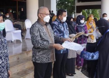 Sekda Aceh Serahkan 1.164 SK Kenaikan Pangkat dan Pensiun ASN