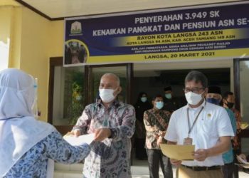 Di Atas Kursi Roda Cekgu Hasanah Terima SK dari Sekda