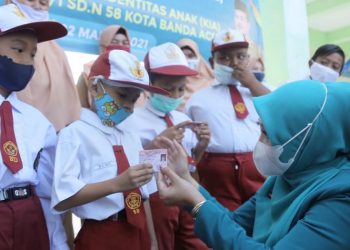 Dyah Serahkan Kartu Identitas Anak kepada Murid SD 58