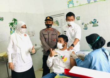 Camat, Sekcam dan Kapolsek Jaya Baru Terima Vaksin