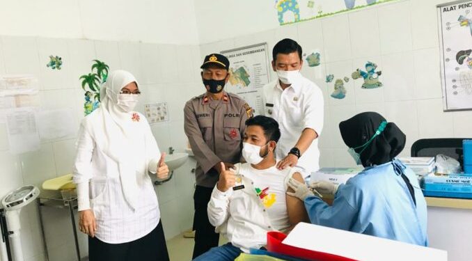 Camat, Sekcam dan Kapolsek Jaya Baru Terima Vaksin