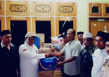 Dinsos Aceh Besar  Serahkan Bantuan Masa Panik Korban Kebakaran di Gani