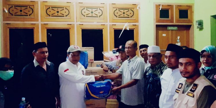 Dinsos Aceh Besar  Serahkan Bantuan Masa Panik Korban Kebakaran di Gani