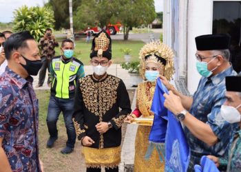 Nova Iriansyah menyambut kedatangan Ketua Umum Partai Demokrat  (AHY) di Bandara Malikussaleh Aceh Utara