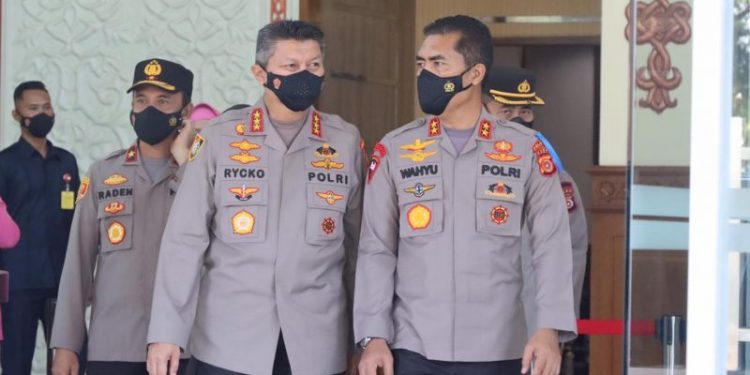 Kapolda Aceh Jemput Kedatangan Kalemdiklat Polri Di Bandara SIM Blang Bintang.