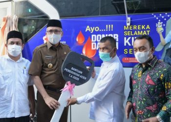 Gubernur Aceh Serahkan Satu Unit Mobil Donor Darah Untuk PMI Kota Banda Aceh