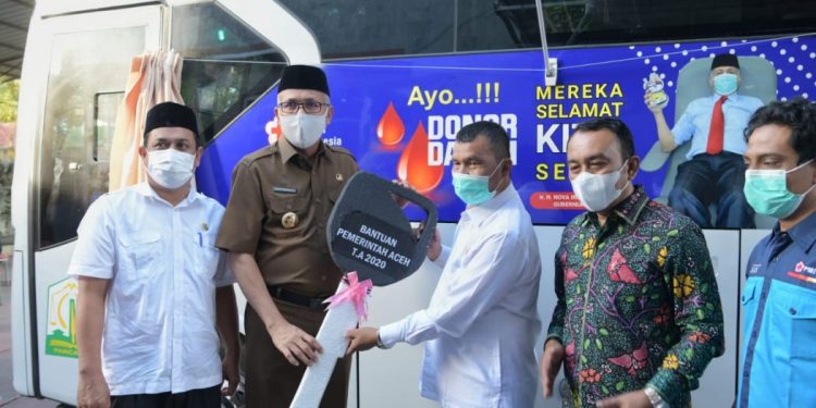 Gubernur Aceh Serahkan Satu Unit Mobil Donor Darah Untuk PMI Kota Banda Aceh