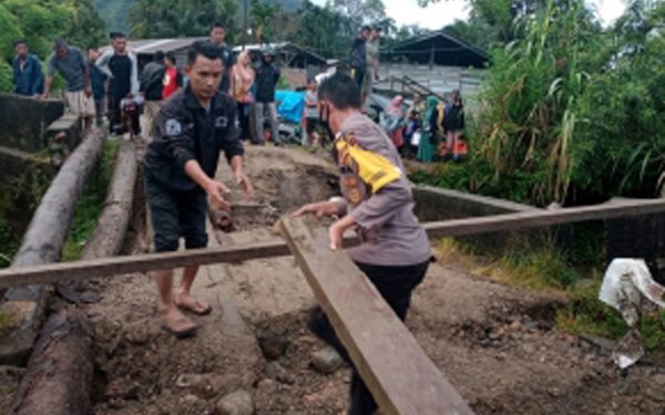 Jembatan Penghubung Desa Lawe Bulu Didi dengan Desa Lawe Sawah Ambruk