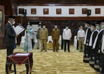 Gubernur Aceh, Nova Iriansyah mengukuhkan  Pengurus Majelis Akreditasi Dayah Aceh (MADA)