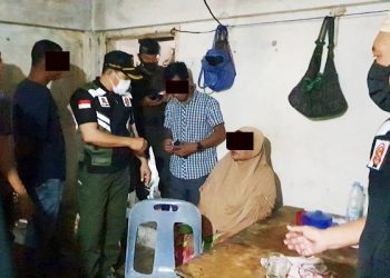 Asyik Makan Siang di Bulan Ramadhan, Lima Pria Satu Wanita Ditangkap Satpol PP dan WH Aceh