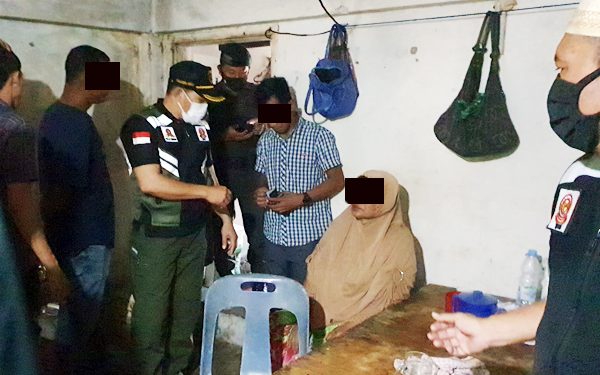 Asyik Makan Siang di Bulan Ramadhan, Lima Pria Satu Wanita Ditangkap Satpol PP dan WH Aceh