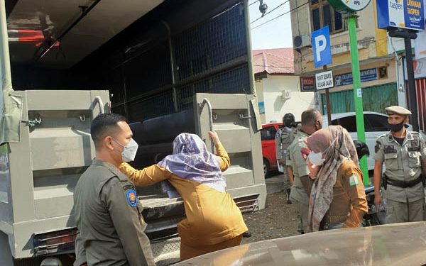 Hari Pertama Masuk Kantor 25 PNS dan 4 Tenaga Kontrak Diamankan Satpol PP dan WH Aceh