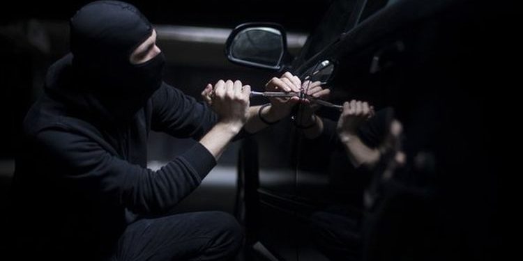 Pemilik Pergi Bertamu  Hari Raya, Mobil Pikup L300 Dicuri