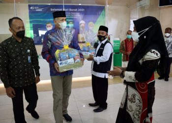 Peringatan Hari Buruh Internasional, Gubernur Serahkan Bantuan Beasiswa Pendidikan Untuk Ahli Waris Peserta BPJS Ketenagakerjaan