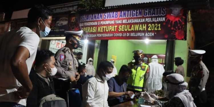 Ditlantas Polda Aceh Gelar Pelayanan Swab Antigen Gratis di Terminal Lueng Bata Kepada Awak Bus dan Penumpang