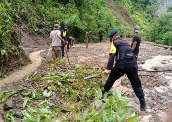 Brimob Polda Aceh Turun Tangan Bersihkan Material Longsor di Gayo Lues