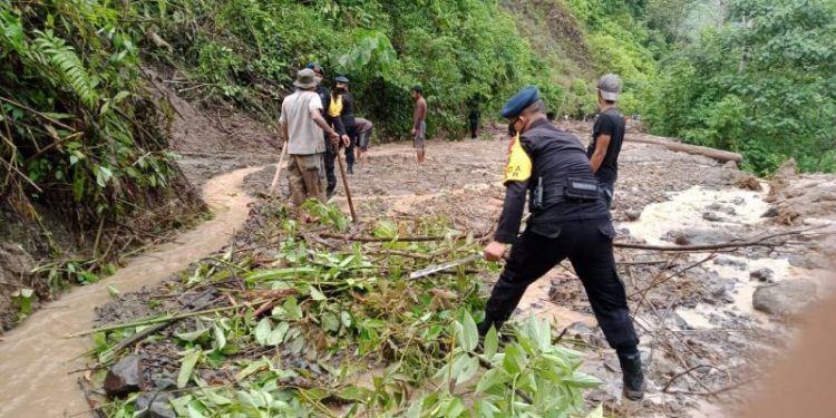 Brimob Polda Aceh Turun Tangan Bersihkan Material Longsor di Gayo Lues