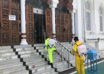 Mejelang Shalat Ied, Personil Polda Aceh Melakukan  Penyemprotan disinfectant di MRB