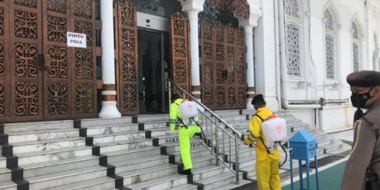 Mejelang Shalat Ied, Personil Polda Aceh Melakukan Penyemprotan disinfectant di MRB