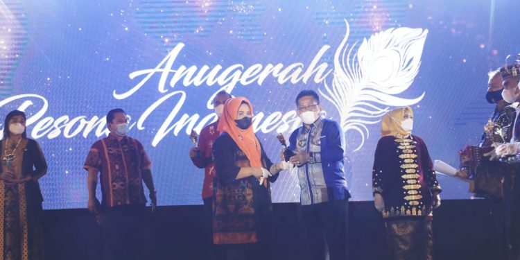 Wali Kota Banda Aceh Terima Award Anugerah Pesona Indonesia Terpopuler 2020