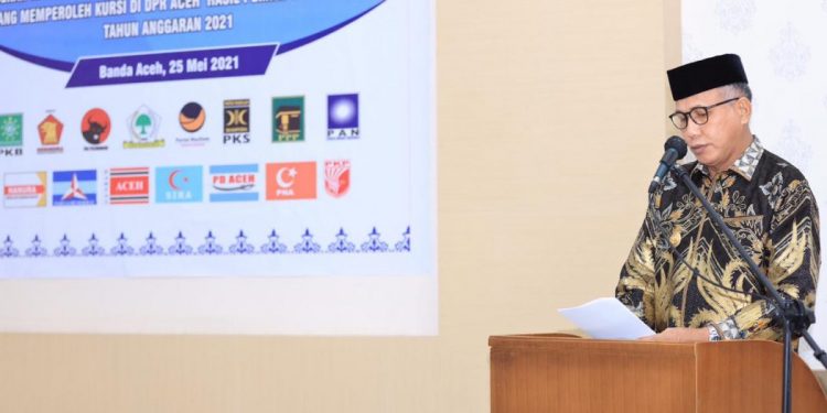 Pemerintah Aceh menyerahkan bantuan keuangan pemerintah kepada partai politik yang memperoleh kursi di DPRA