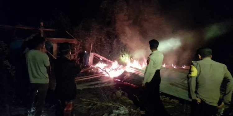 Satu Unit Rumah di Kampung Seni Antara Bener Meriah di Lalap Api