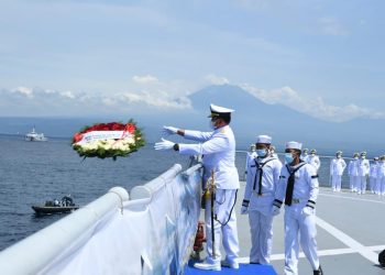KASAL Memimpin Upacara Tabur Bunga Bersama Keluarga Awak KRI Nanggala 402