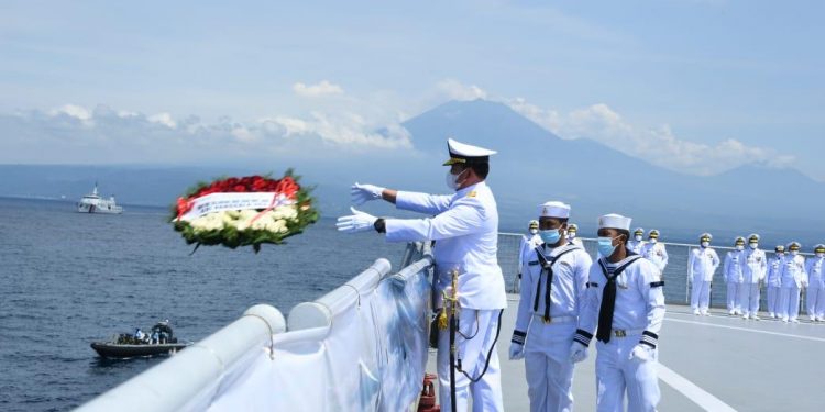 KASAL Memimpin Upacara Tabur Bunga Bersama Keluarga Awak KRI Nanggala 402