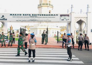 Satpol PP/WH, Polri dan TNI bagi Masker kepada Jamaah Shalat Ied di MRB