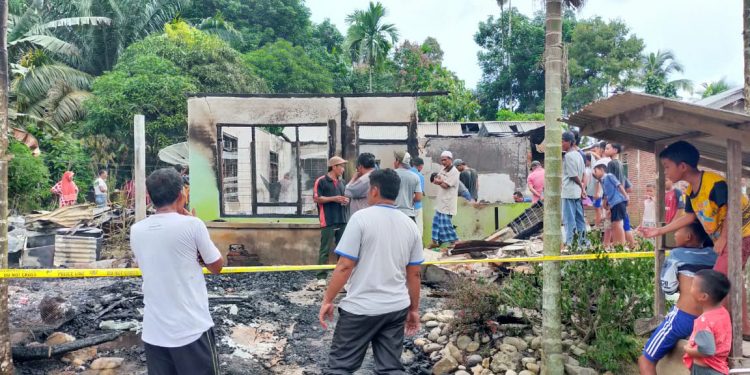 Rumah dan Toko Kelontong Milik IRT di Langkahan Terbakar