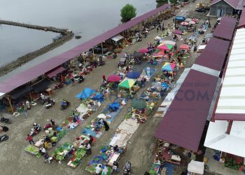 Sebahagian Pedagang Pasar Al Mahirah Berjualan di Bawah Terik Matahari