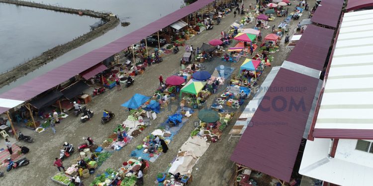 Sebahagian Pedagang Pasar Al Mahirah Berjualan di Bawah Terik Matahari