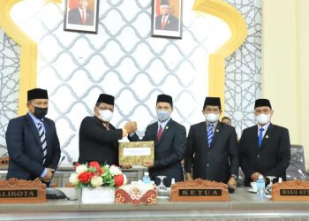 Wali Kota Menyerahkan Rancangan Qanun Pertanggungjawaban Pelaksanaan APBK Tahun Anggaran 2020