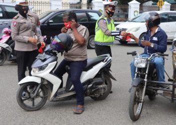 Cegah Penyebaran Covif 19, Ditlantas Polda Aceh Bagi Masker Di Simpang Lima