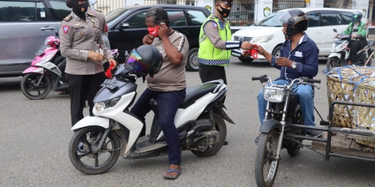 Cegah Penyebaran Covif 19, Ditlantas Polda Aceh Bagi Masker Di Simpang Lima